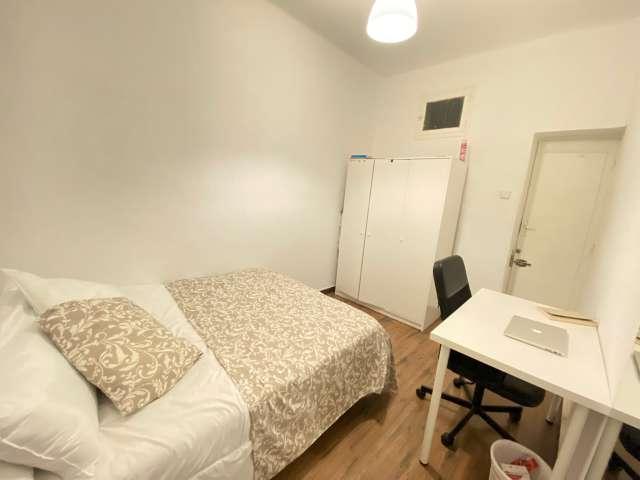 Se alquila habitación en piso de 8 habitaciones en Gran Vía, Madrid