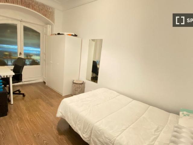 Se alquila habitación en piso de 8 habitaciones en Gran Vía, Madrid