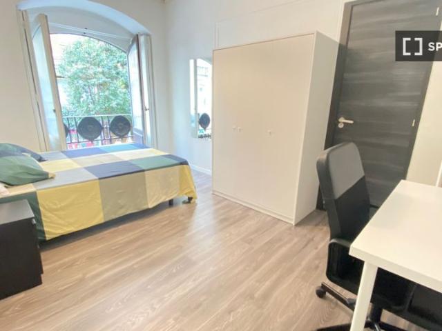 Se alquila habitación en piso de 8 habitaciones en Gran Vía, Madrid