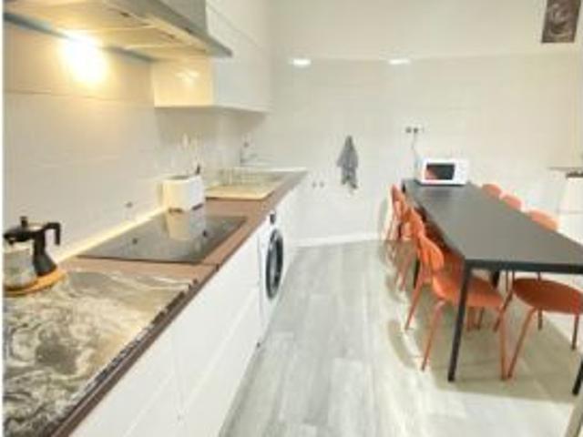 Se alquila habitación en piso de 8 habitaciones en Gran Vía, Madrid