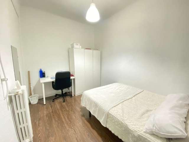 Se alquila habitación en piso de 8 habitaciones en Gran Vía, Madrid