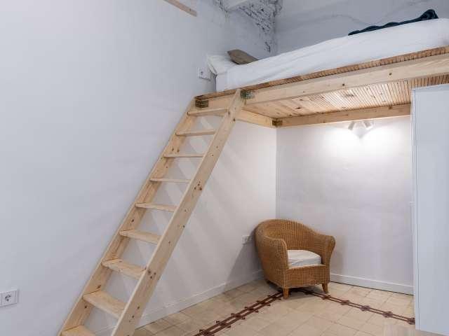Se alquila habitación en piso de 8 habitaciones en Granada