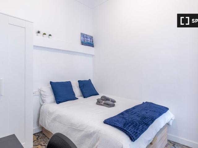 Se alquila habitación en piso de 8 habitaciones en Granada