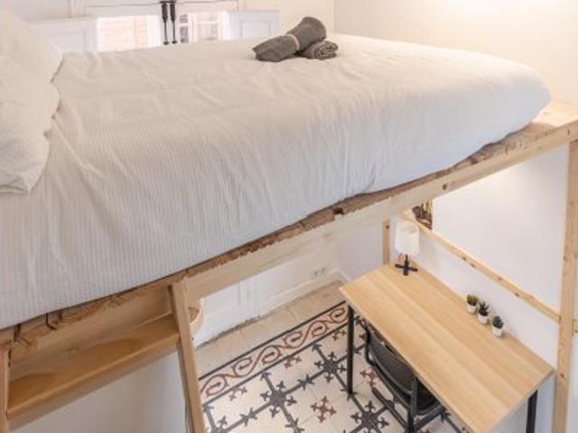 Se alquila habitación en piso de 8 habitaciones en Granada