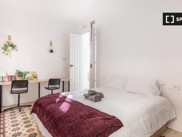 Se alquila habitación en piso de 8 habitaciones en Granada