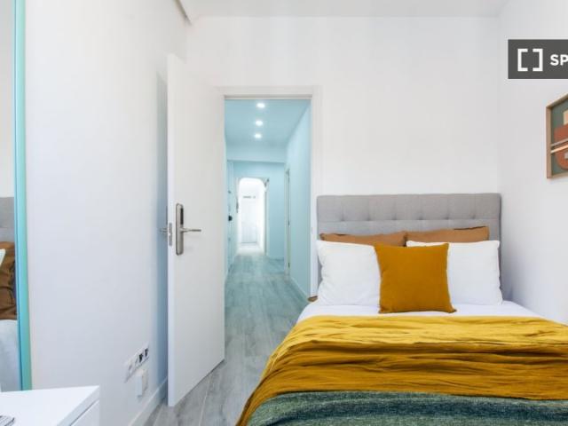 Se alquila habitación en piso compartido de 8 habitaciones en Sol, Madrid