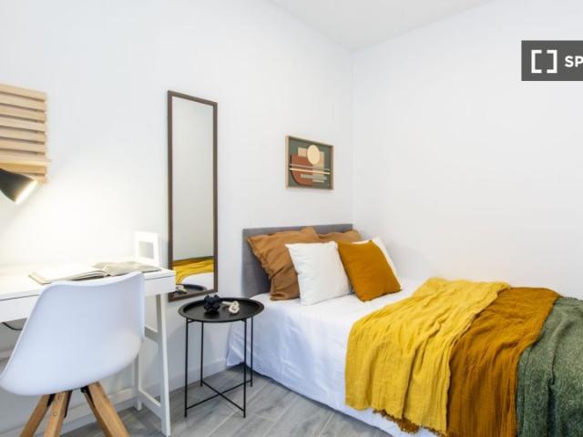 Se alquila habitación en piso compartido de 8 habitaciones en Sol, Madrid