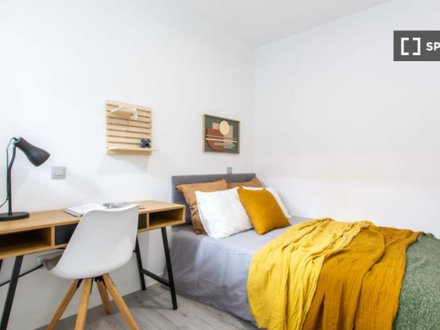 Se alquila habitación en piso compartido de 8 habitaciones en Sol, Madrid