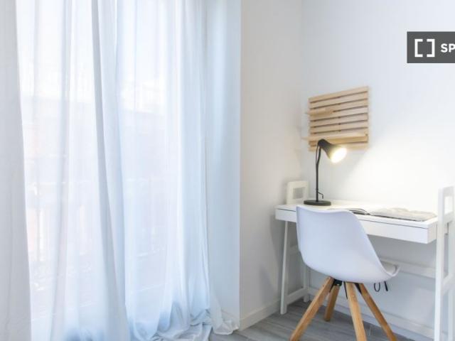 Se alquila habitación en piso compartido de 8 habitaciones en Sol, Madrid