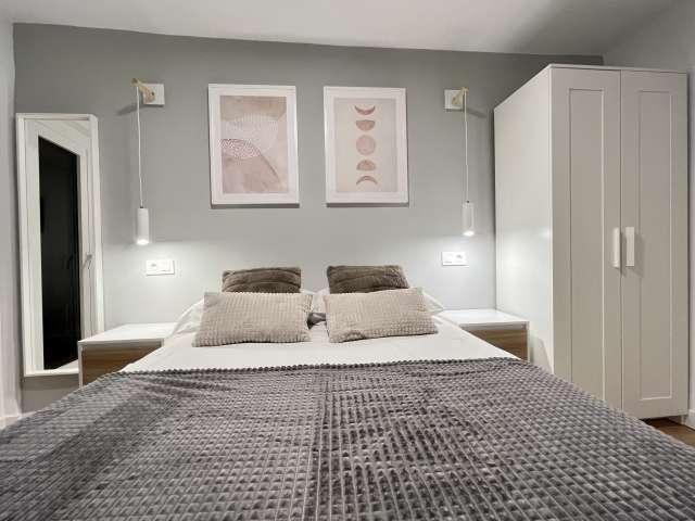 Se alquila habitación en piso de 8 habitaciones en Madrid