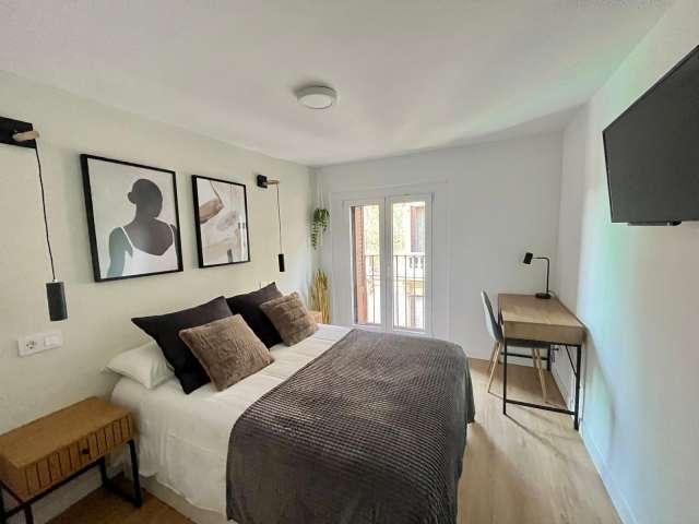 Se alquila habitación en piso de 8 habitaciones en Madrid
