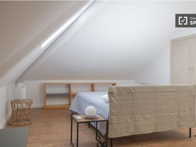 Se alquila habitación en piso de 8 habitaciones en Madrid