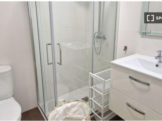 Se alquila habitación en piso de 8 habitaciones en Madrid