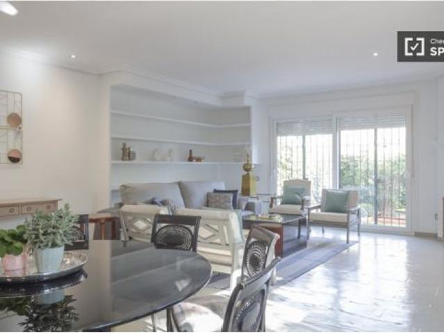 Se alquila habitación en piso de 8 habitaciones en Madrid