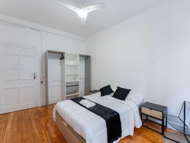 Se alquila habitación en piso de 8 habitaciones en Sol, Madrid