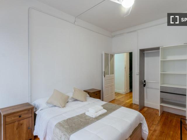 Se alquila habitación en piso de 8 habitaciones en Sol, Madrid