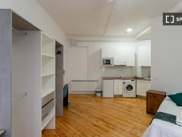Se alquila habitación en piso de 8 habitaciones en Sol, Madrid