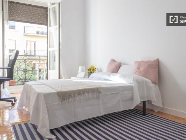 ¡Se alquila habitación en piso de 9 habitaciones!