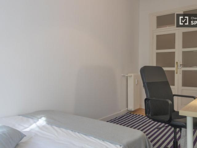 ¡Se alquila habitación en piso de 9 habitaciones!