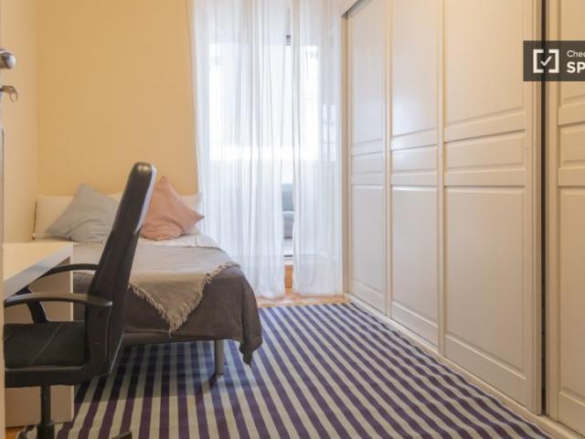 ¡Se alquila habitación en piso de 9 habitaciones!