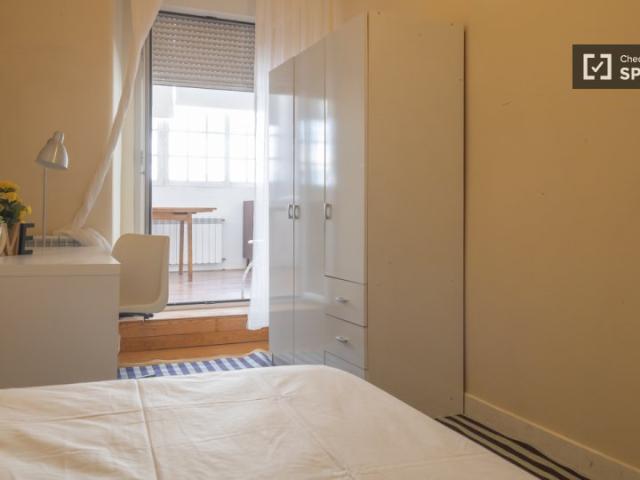 ¡Se alquila habitación en piso de 9 habitaciones!