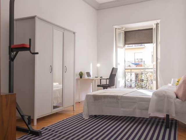¡Se alquila habitación en piso de 9 habitaciones!