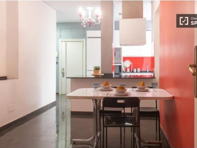 ¡Se alquila habitación en piso de 9 habitaciones!
