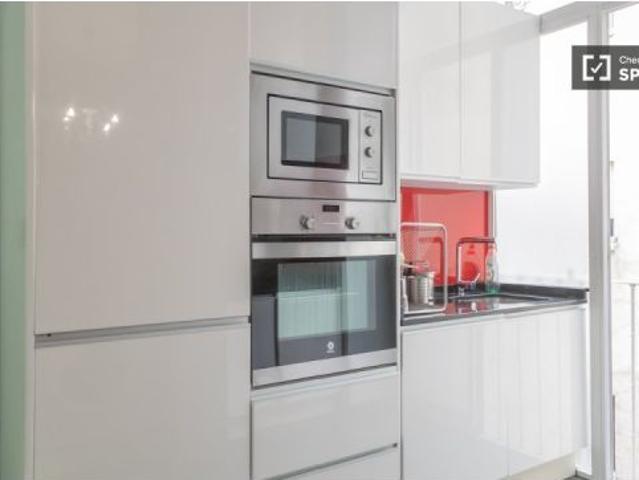 ¡Se alquila habitación en piso de 9 habitaciones!