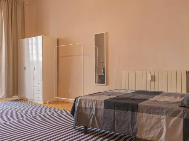 ¡Se alquila habitación en piso de 9 habitaciones!