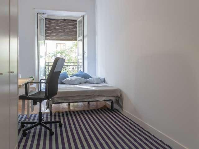 ¡Se alquila habitación en piso de 9 habitaciones!