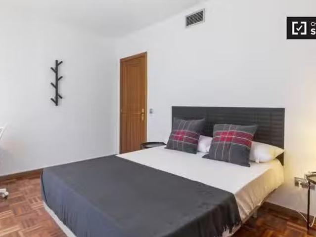 Se alquila habitación en piso de 9 habitaciones, Ciudad Lineal.