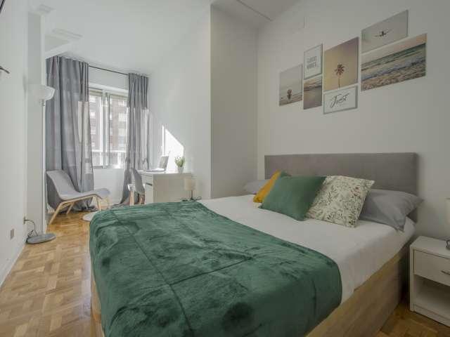 Se alquila habitación en piso de 9 habitaciones en Tetuán, Madrid
