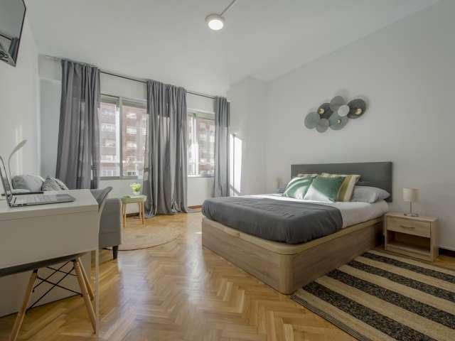 Se alquila habitación en piso de 9 habitaciones en Tetuán, Madrid