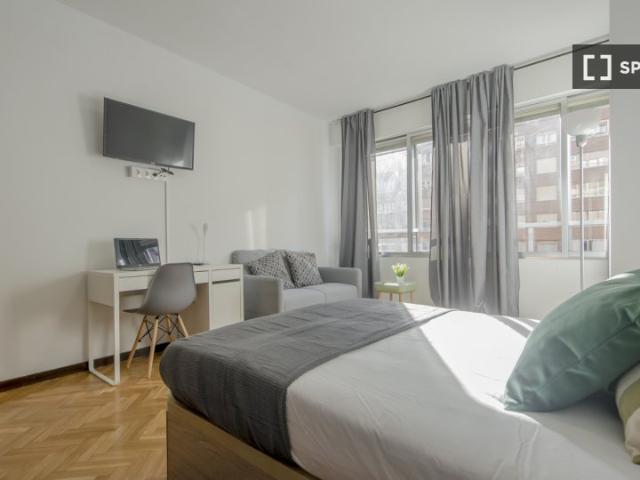 Se alquila habitación en piso de 9 habitaciones en Tetuán, Madrid