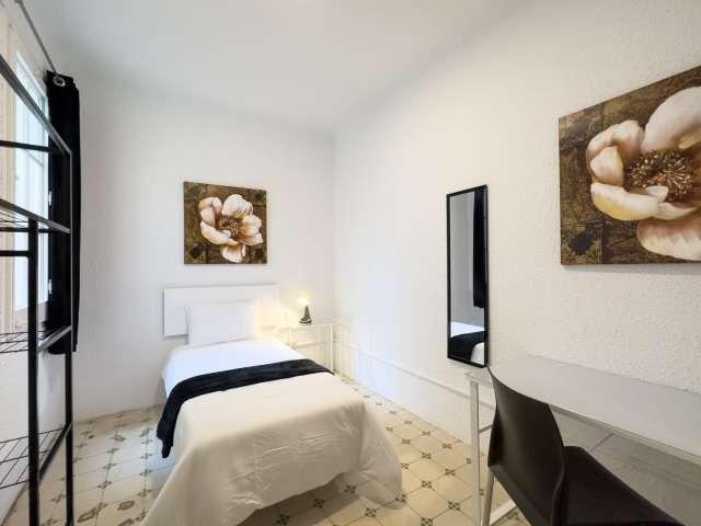 Se alquila habitación en piso de 9 habitaciones en Barcelona