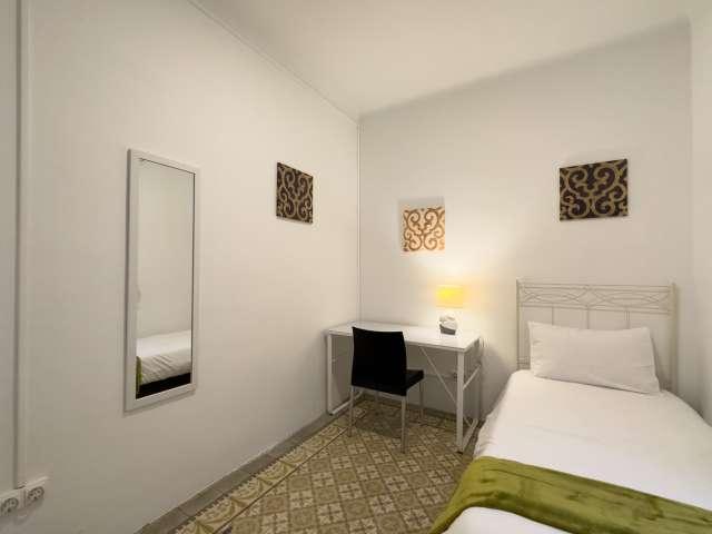 Se alquila habitación en piso de 9 habitaciones en Barcelona