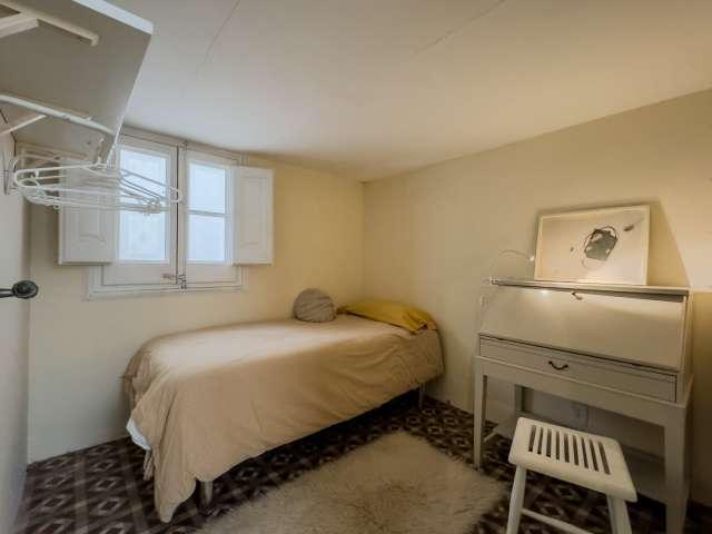 Se alquila habitación en piso de 9 habitaciones en Barcelona