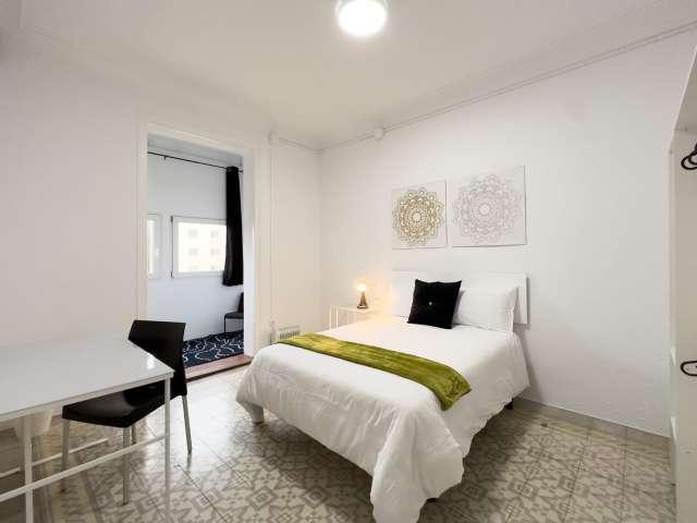 Se alquila habitación en piso de 9 habitaciones en Barcelona