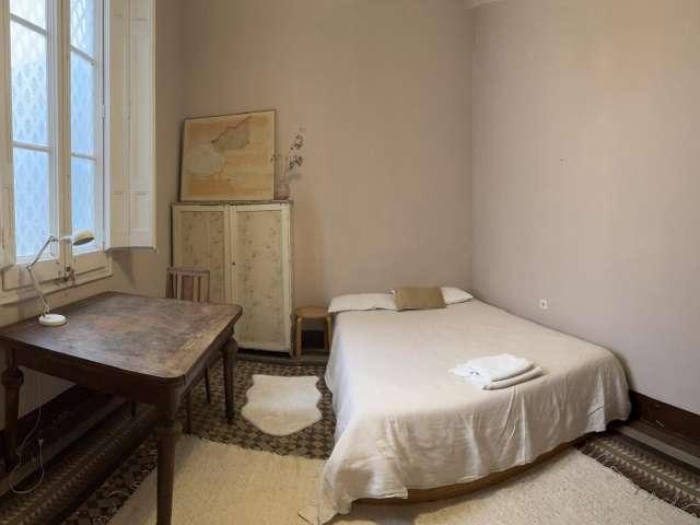Se alquila habitación en piso de 9 habitaciones en Barcelona