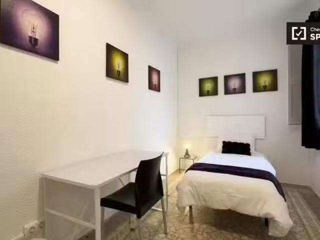 Se alquila habitación en piso de 9 habitaciones en Barcelona