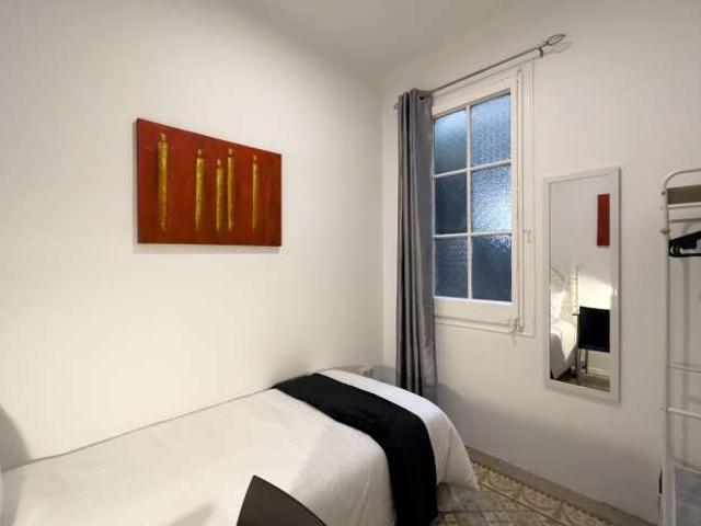 Se alquila habitación en piso de 9 habitaciones en Barcelona