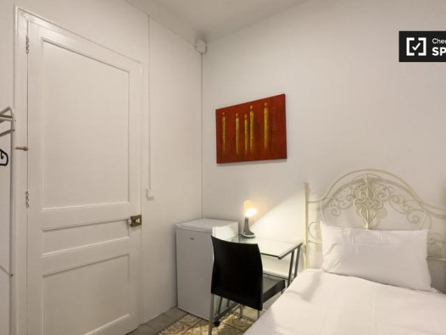 Se alquila habitación en piso de 9 habitaciones en Barcelona