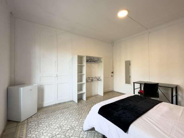 Se alquila habitación en piso de 9 habitaciones en Barcelona
