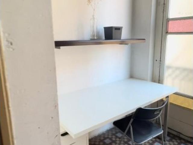 Se alquila habitación en piso de 9 habitaciones en Barcelona