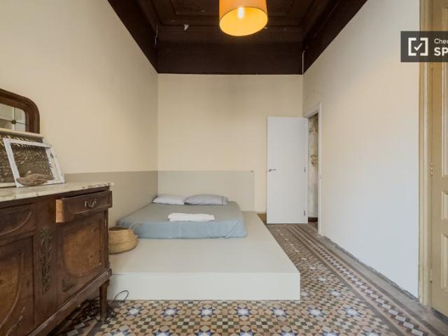 Se alquila habitación en piso de 9 habitaciones en Barcelona