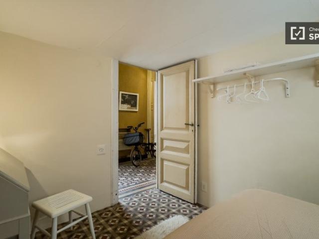 Se alquila habitación en piso de 9 habitaciones en Barcelona