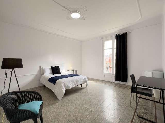 Se alquila habitación en piso de 9 habitaciones en Barcelona