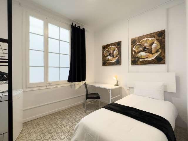 Se alquila habitación en piso de 9 habitaciones en Barcelona