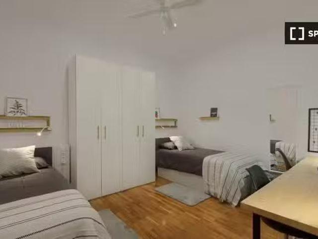 Se alquila habitación en piso de 9 habitaciones en Barcelona