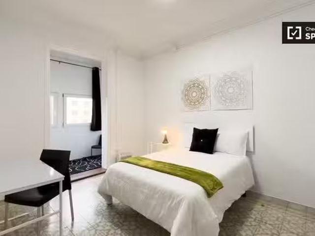 Se alquila habitación en piso de 9 habitaciones en Barcelona